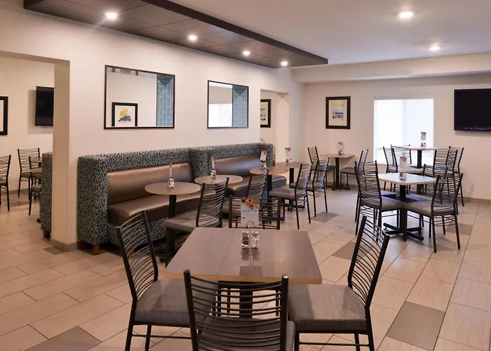 Top Sioux Falls Hotels Offering Poolside Relaxation